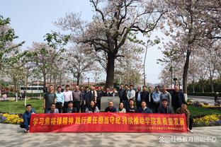 Người hâm mộ sân nhà Cát Lâm bất mãn với phán quyết của trọng tài ném chai nước vào trong sân kháng nghị